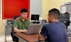 Tương tác với bài viết xuyên tạc trên facebook, người đàn ông bị công an làm việc