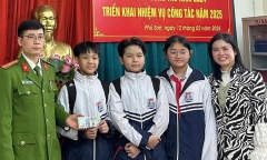 Bốn học sinh ở Thanh Hóa nhặt được 40 triệu đồng, tìm người đánh rơi