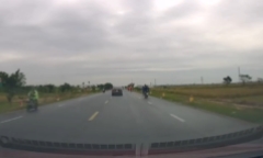 Clip: Cú bẻ lái thần sầu của thầy dạy lái cứu mạng học sinh đi xe điện sang đường liều lĩnh