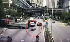 Clip: Xe tải bất ngờ lùi nhanh, người đi xe máy bị cuốn vào gầm tử vong thương tâm