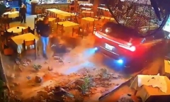 Clip: Tài xế Lexus lái xe lao vào nhà hàng sau mâu thuẫn, thực khách tháo chạy tán loạn