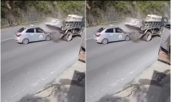Clip: Lao vào đuôi xe tải đang lùi trên quốc lộ, tài xế ô tô tử vong thương tâm