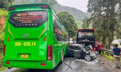 Hiện trường vụ ô tô con bị xe khách kéo lê, biến dạng sau tai nạn ở Lào Cai
