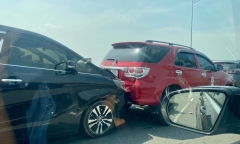 Tai nạn liên hoàn trên cao tốc TP.HCM - Long Thành, ùn tắc kéo dài