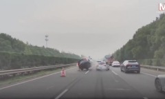 Clip: Khoảnh khắc xe ô tô đen lao nhanh gây tai nạn liên hoàn trên cao tốc