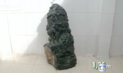 Nhóm thợ mỏ đào được cục đá màu đen xấu xí, nào ngờ lại là 