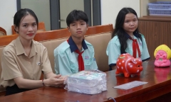 Học sinh TP.HCM đập lợn đất ủng hộ đồng bào miền Bắc bị thiệt hại do mưa lũ