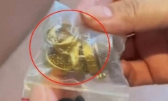 Dọn dẹp nhà thuê, cô gái sốc nặng khi phát hiện két sắc chứa đầy kho báu