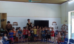 Người cha mất 3 con, tặng quà cho các bé mầm non Làng Nủ: 