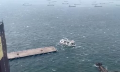 Clip: Tàu du lịch 3 tầng chao đảo, trôi dạt trên biển do ảnh hưởng của bão Wipha ở Trung Quốc