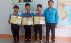 Tặng giấy khen 3 học sinh lớp 6 dũng cảm cứu em nhỏ bị đuối nước
