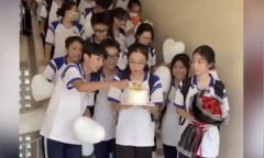 Buổi tổ chức sinh nhật của cả lớp khiến cô giáo xúc động vỡ oà