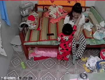 Nhìn thấy mẹ có biểu hiện khác thường, cậu con trai có hành động khiến dân tình cũng khen nức nở