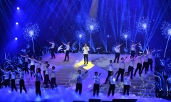 Phó Chủ tịch SHB khiến dân mạng dậy sóng với mash up nhạc đỏ “đốn tim” người xem