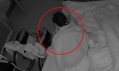 Vô tình kiểm tra camera, con gái phát hiện điều khó tin về người mẹ bị liệt