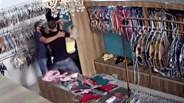 Video: Bị 2 tên cướp bịt miệng, đấm thẳng vào mặt, nữ chủ cửa hàng bikini chống cự quyết liệt