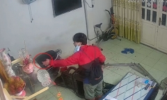 Thấy cướp cầm súng giả, người phụ nữ 38 tuổi giằng co quyết liệt