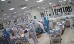 Video: Bác sĩ liên tục ép tim, giành giật sự sống cho bệnh nhân COVID-19