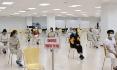 Người dương tính có biểu hiện nhẹ: Phải chăng vi-rút đã không còn nguy hiểm?