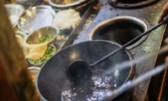 Phẫn nộ người phụ nữ bắt bé gái 11 tuổi cho tay vào chảo dầu nóng chỉ để chứng minh cô bé không nói dối 