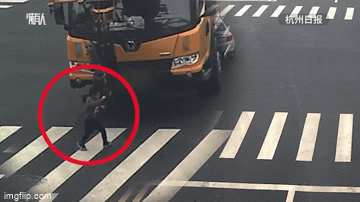 Video: Bé trai thoát chết thần kỳ khi một mình băng qua đường bị xe cẩu tông trực diện