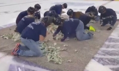 Video giáo viên quỳ đất,  thi 
