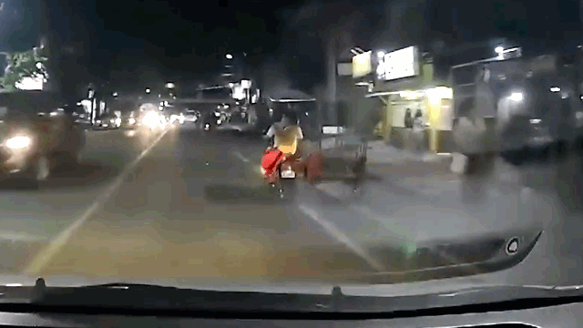 Video: Ngồi vắt vẻo trên xe máy, cậu bé ngã lộn xuống đường suýt bị ô tô tông trúng