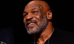 Mike Tyson đấm hành khách chảy máu trên máy bay