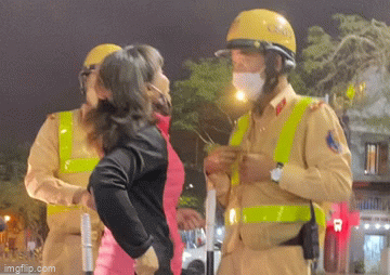 Video: Người phụ nữ vi phạm giao thông còn hung hăng chống đối cảnh sát