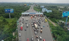 Hàng xe nối đuôi dán thẻ ETC trước 