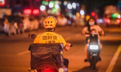 Thạc sĩ làm nghề giao đồ ăn gây tranh cãi ở Trung Quốc