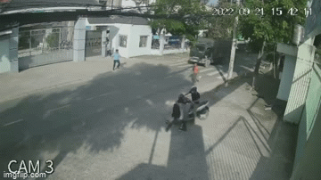 TP.HCM: Nữ sinh bị cướp xô ngã, giật mất điện thoại ngay trước cổng trường