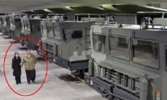 Ông Kim Jong-un dẫn con gái thị sát kho tên lửa có khả năng mang đầu đạn hạt nhân