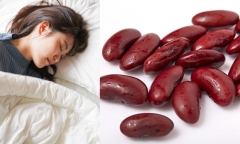 Nên và không đặt vật gì dưới gối