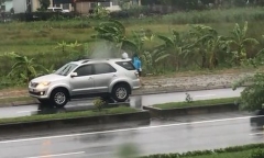 Cặp đôi cãi nhau dưới trời mưa, màn 