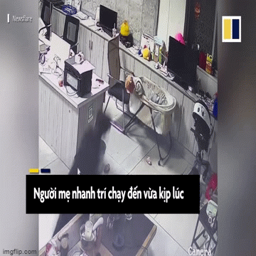 Video: Mẹ phản ứng “nhanh như cắt” khi thấy con ngã nhào khỏi cũi