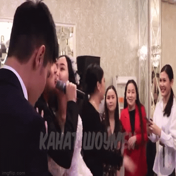 Video cô dâu hôn nam MC trước mặt chú rể khiến