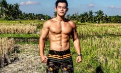 “Hot boy 6 múi” bán sầu riêng gây “sốt” với ngoại hình giống Châu Kiệt Luân hiện ra sao?