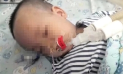 Mẹ đang ngủ bỗng nghe tiếng hô lớn, tỉnh dậy liền thấy cảnh tượng kinh hãi, vội đưa con đi cấp cứu