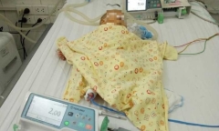Mẹ đắp chăn thật dày vì sợ con gái lạnh, ngờ đâu khiến đứa trẻ nhập viện cấp cứu