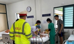 Cảnh sát giao thông sử dụng xe đặc chủng đưa cháu bé bị co giật đến bệnh viện cấp cứu