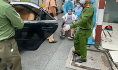 Thai phụ 37 tuần bị tai nạn văng xuống đường, CSGT nhanh chóng dùng xe ô tô đưa đi cấp cứu