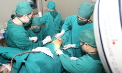 Ngã vào cọc bê tông trong đêm, nam thanh niên nằm im đến sáng chờ cấp cứu