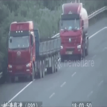 Video: Giật mình khoảnh khắc xe chở hóa chất tông thẳng vào đuôi xe tải