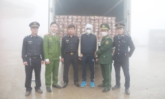 Phát hiện 1,3 tạ pháo giấu trong hộc bí mật dưới thùng xe tải