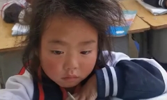 Bé gái tiểu học 