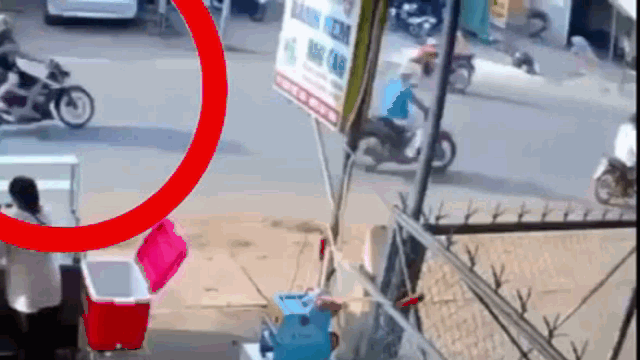 Clip: Phóng nhanh, xe máy tông trực diện vào đầu chiếc xe tải khiến 2 người bất tỉnh 