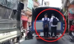 Clip 2 nam sinh đu bám lên thùng xe tải và kết cục 