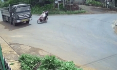 Clip: Xe máy chạy tốc độ cao tông thẳng vào ô tô tải khiến 3 người văng xuống đường