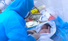 Bé sơ sinh còn nguyên dây rốn bị bỏ rơi trong thùng bìa carton, toàn thân tím tái